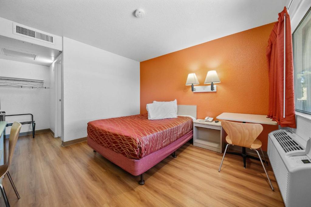 Motel 6-Big Bear Lake, CA - Double Room - Disability Access - Roll In Shower