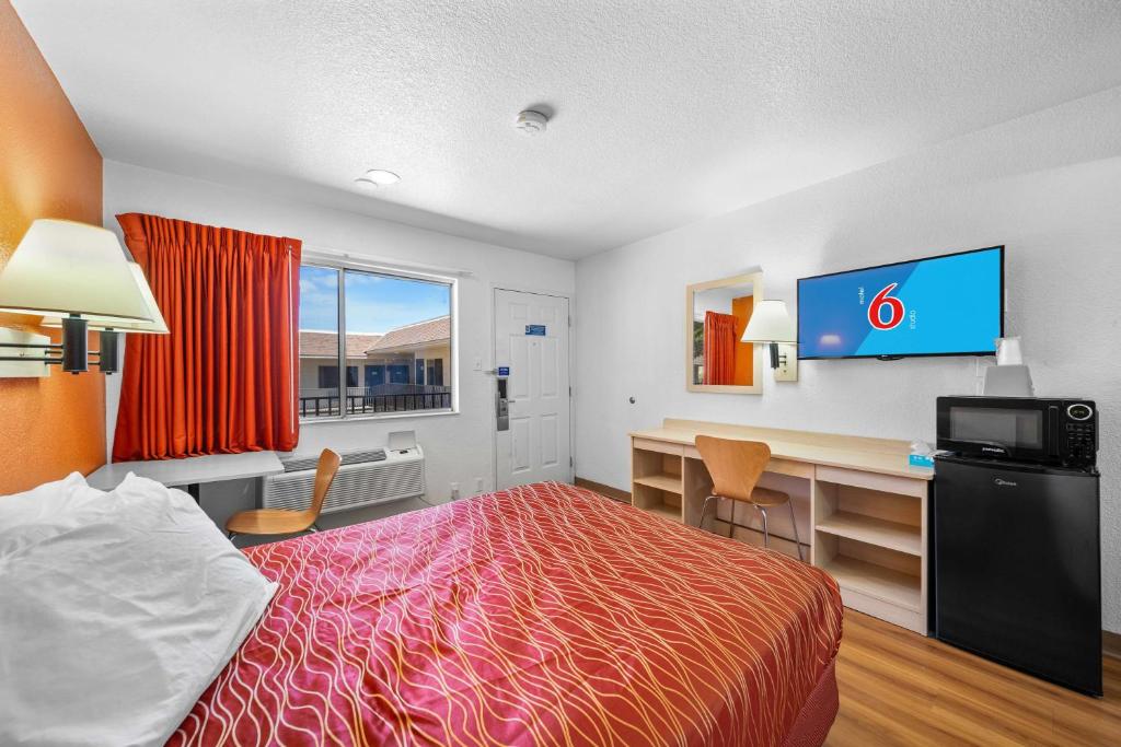 Motel 6-Big Bear Lake, CA - Queen Room