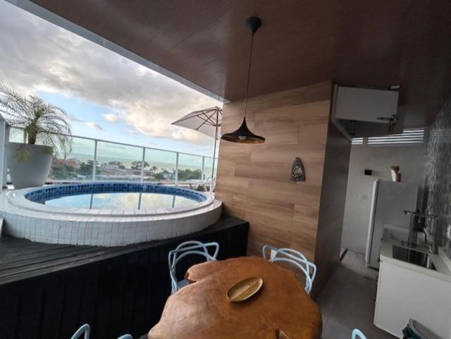 A piscina localizada em Linda cobertura vista mar ou nos arredores