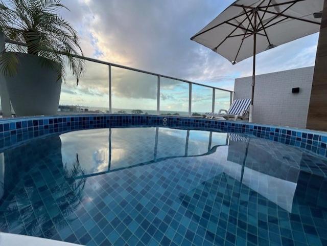 A piscina localizada em Linda cobertura vista mar ou nos arredores
