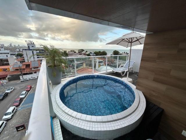 A piscina localizada em Linda cobertura vista mar ou nos arredores