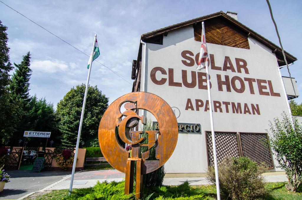 ein Schild für ein saar clair Club Hotel mit einem großen Schild in der Unterkunft Solar Club Hotel in Sopron