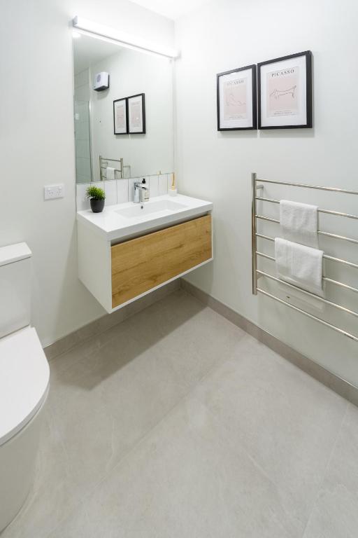 Cozy and Chic in Central Christchurch - Resim 21