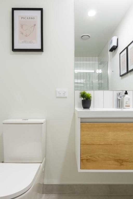 Cozy and Chic in Central Christchurch - Resim 18