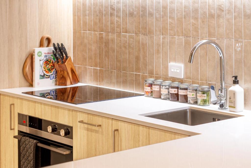 Cozy and Chic in Central Christchurch - Resim 3