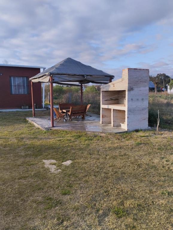 ein Pavillon mit Picknicktisch und Bank in der Unterkunft Afecto in San Gregorio de Polanco