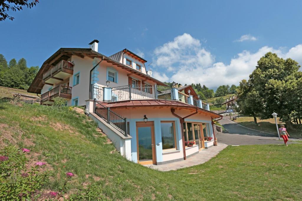 dom na zboczu wzgórza w obiekcie Residence Villa Boschetto w mieście Carano