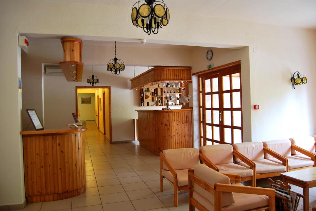 Restauracja lub miejsce do jedzenia w obiekcie Yannis Hotel