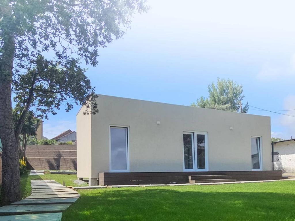 ein großes weißes Haus mit einem grünen Hof in der Unterkunft Casa da leira in Madalena