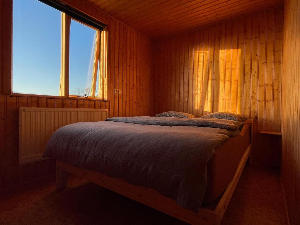 Rúm í herbergi á Dreamy cabin with a garden