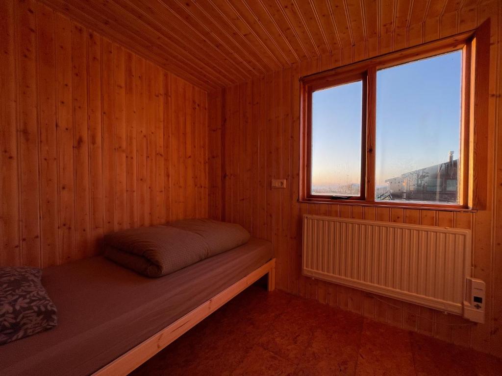 Rúm í herbergi á Dreamy cabin with a garden