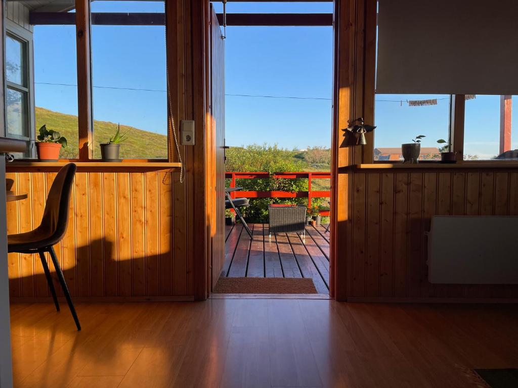 Svalir eða verönd á Dreamy cabin with a garden