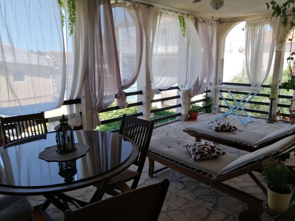 Apartments by the sea Grebastica, Sibenik - 23313