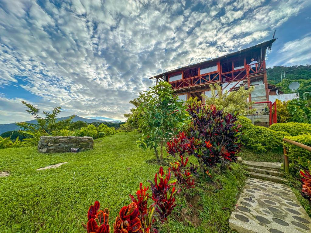 Garður fyrir utan Loma Nevada Minca Hotel