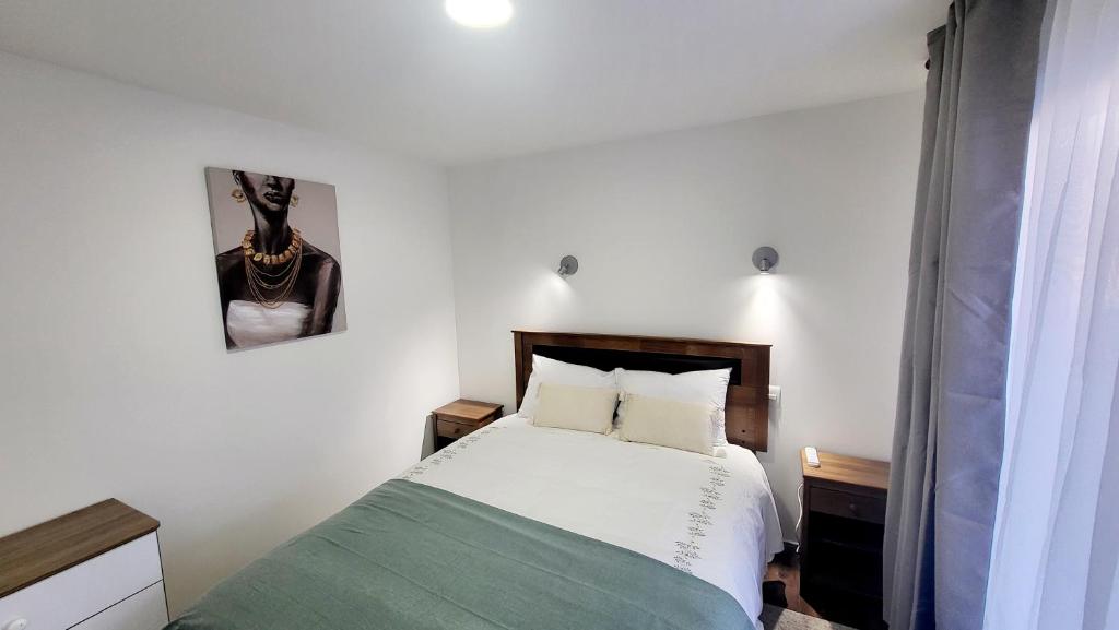 a bedroom with a bed and a picture on the wall at Cabañas Las antenas in Coihaique