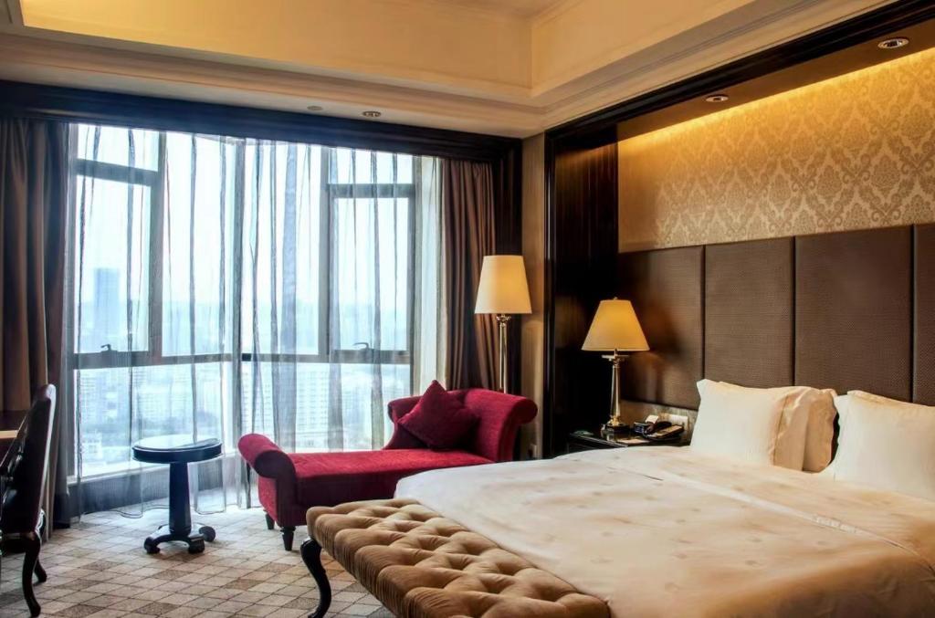 Postel nebo postele na pokoji v ubytování The COLI Hotel Shenzhen
