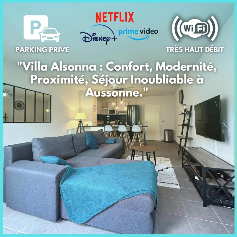 un salon avec un canapé et une télévision dans l'établissement Relaxation & Business - Villa T3 near MEETT/Airbus, à Aussonne