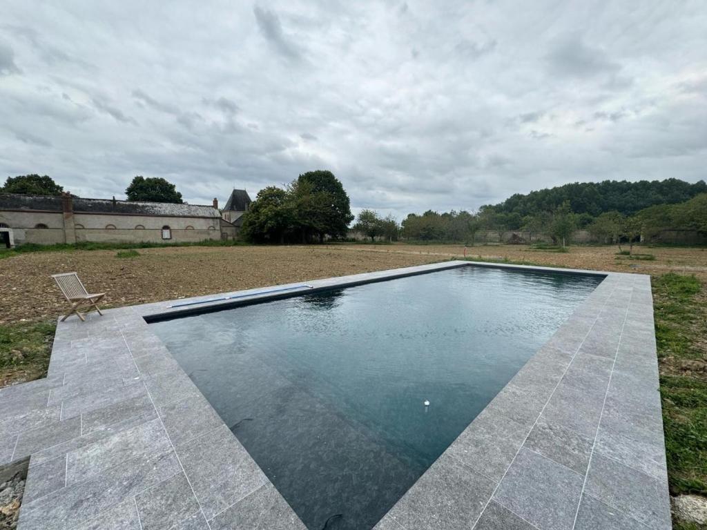 Basen w obiekcie Gîte de charme avec piscine chauffée et sauna, au cœur d'une propriété historique en Val de Loire - FR-1-381-128 lub w pobliżu