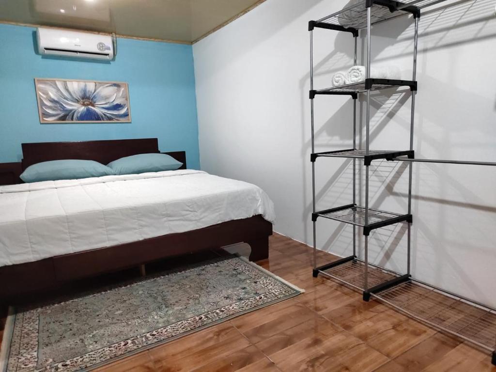 Postel nebo postele na pokoji v ubytování La Fortuna Living Room