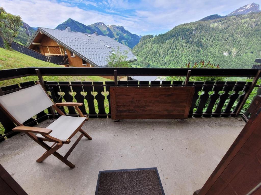une chaise sur un balcon avec vue sur les montagnes dans l'établissement Appartement 2P 4 couchages, balcon, parking, animaux admis à Châtel - FR-1-676-191, à Châtel