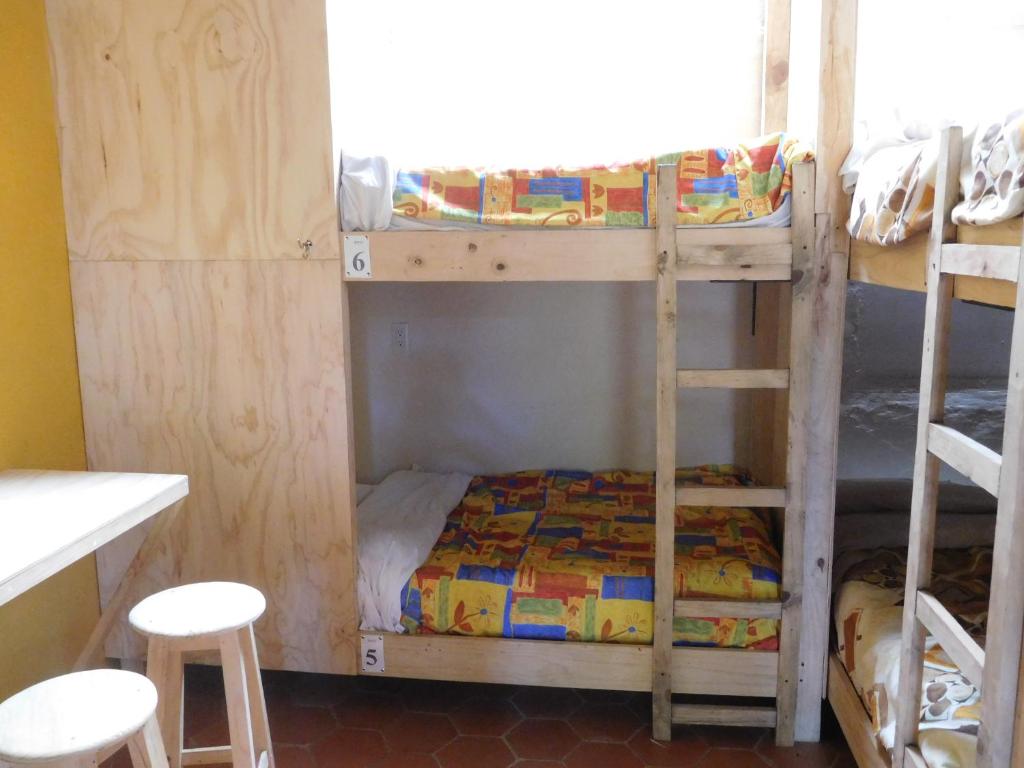 Palanda nebo palandy na pokoji v ubytování Rossco Hostel