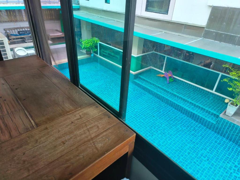 - Vistas a la piscina desde el interior de un edificio en Tanwa Suite - MRT Ratchadapisek, en Bangkok