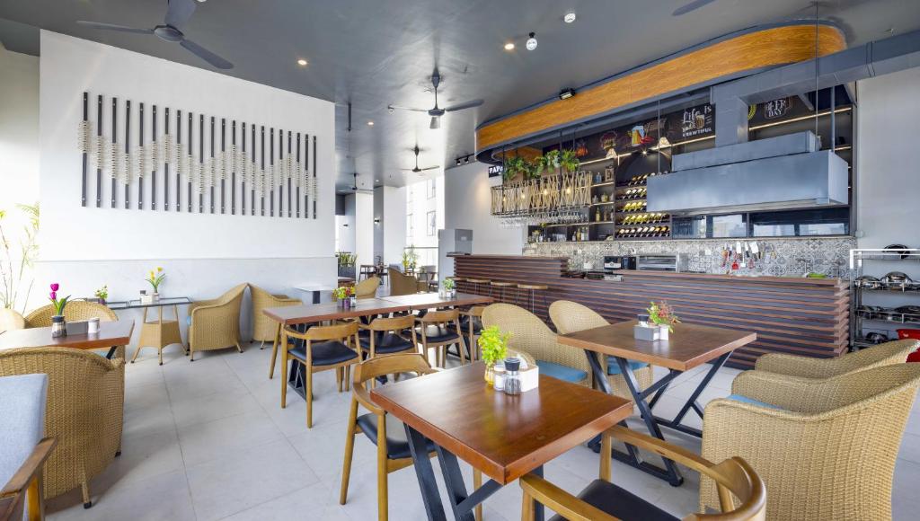 Khu vực ghế ngồi tại Atlantic Nha Trang Hotel