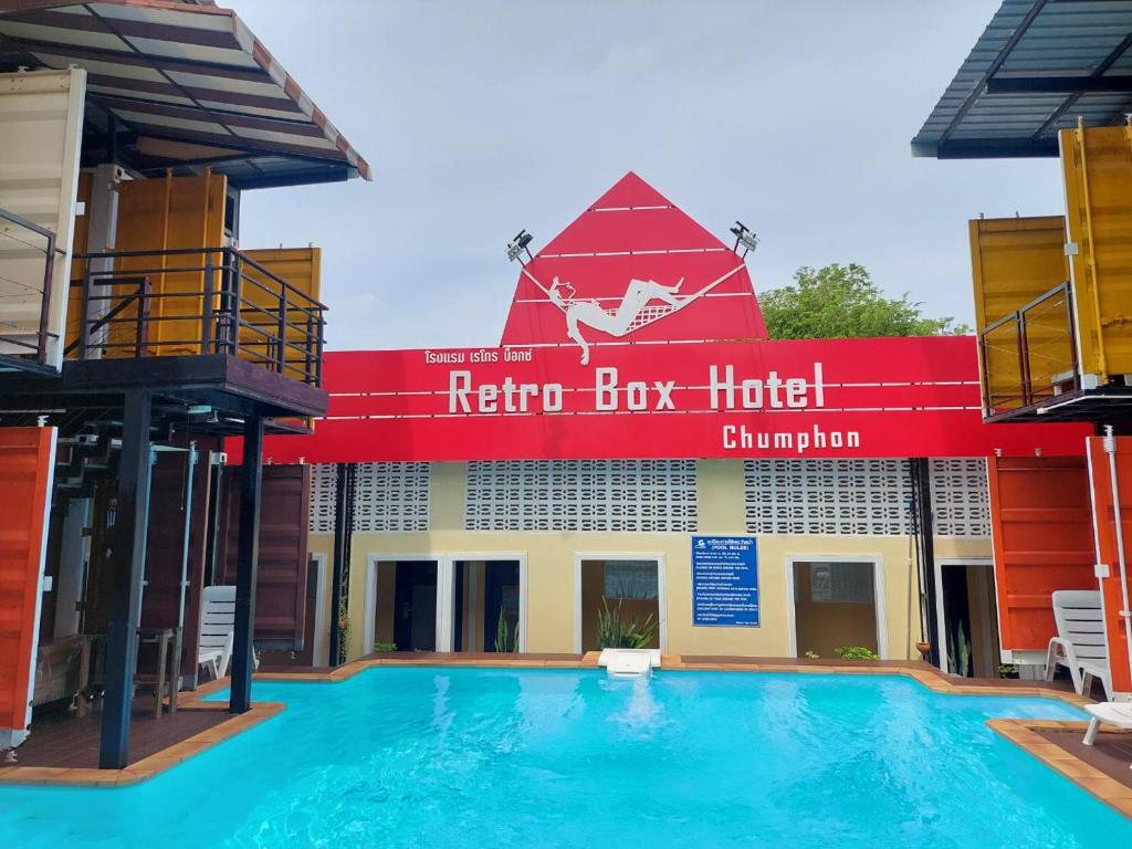 Bazén v ubytování Retro Box Hotel Chumphon nebo v jeho okolí