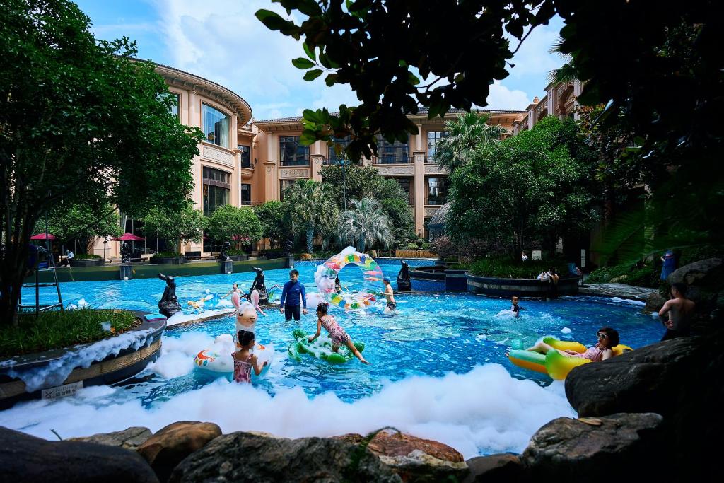 Bazén v ubytování Chateau Star River Shanghai Minhang nebo v jeho okolí