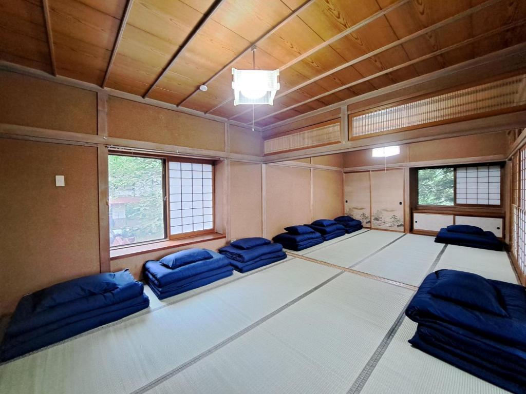 Postel nebo postele na pokoji v ubytování 登山外遊び仮眠所 みみずの寝床 mimizu no nedoko Overnight rest space