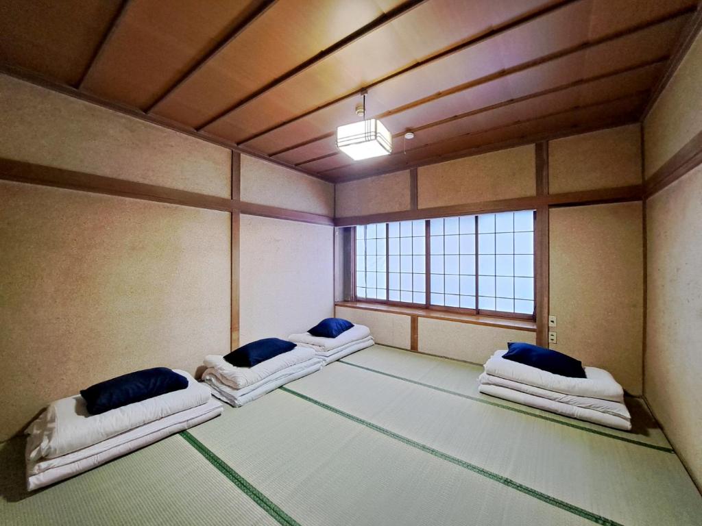 Postel nebo postele na pokoji v ubytování 登山外遊び仮眠所 みみずの寝床 mimizu no nedoko Overnight rest space