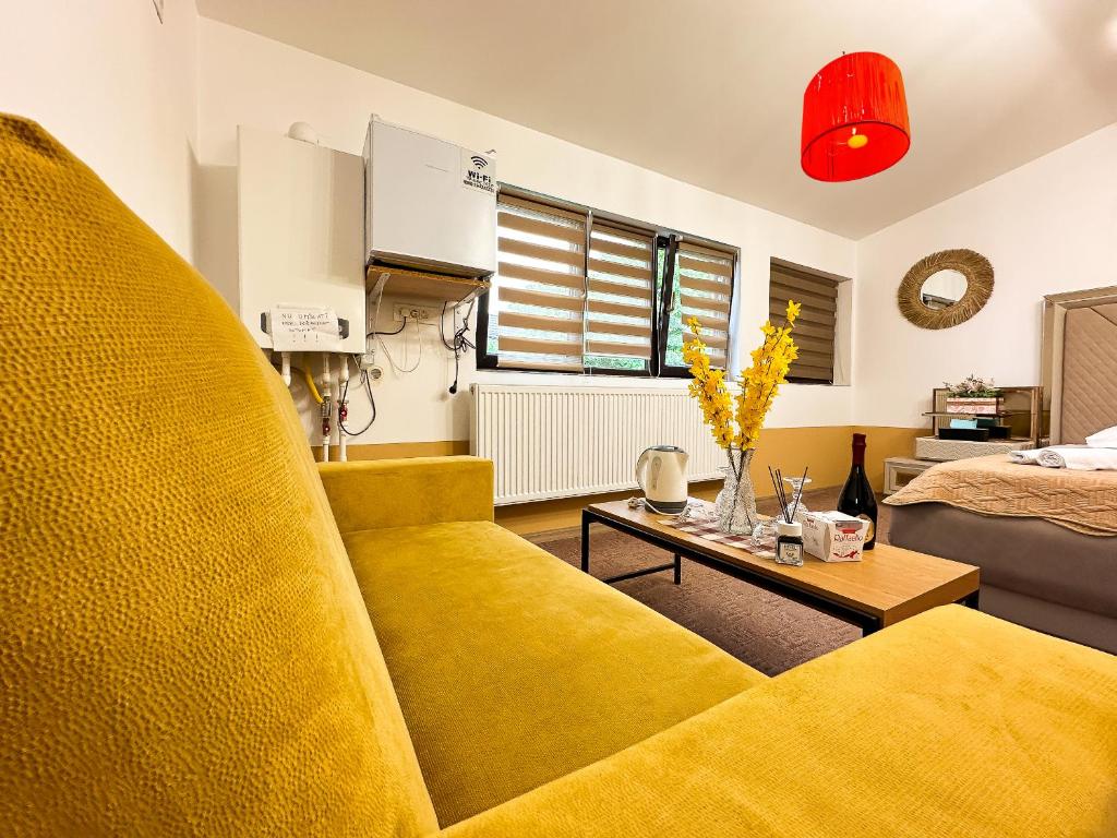 Кухня или мини-кухня в Golden Escape - Charming Studio in Prime Location
