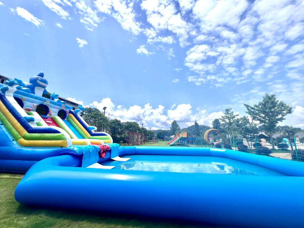 Bazén v ubytování Zhangjiajie Cliff Flower RV Tent Hotel nebo v jeho okolí