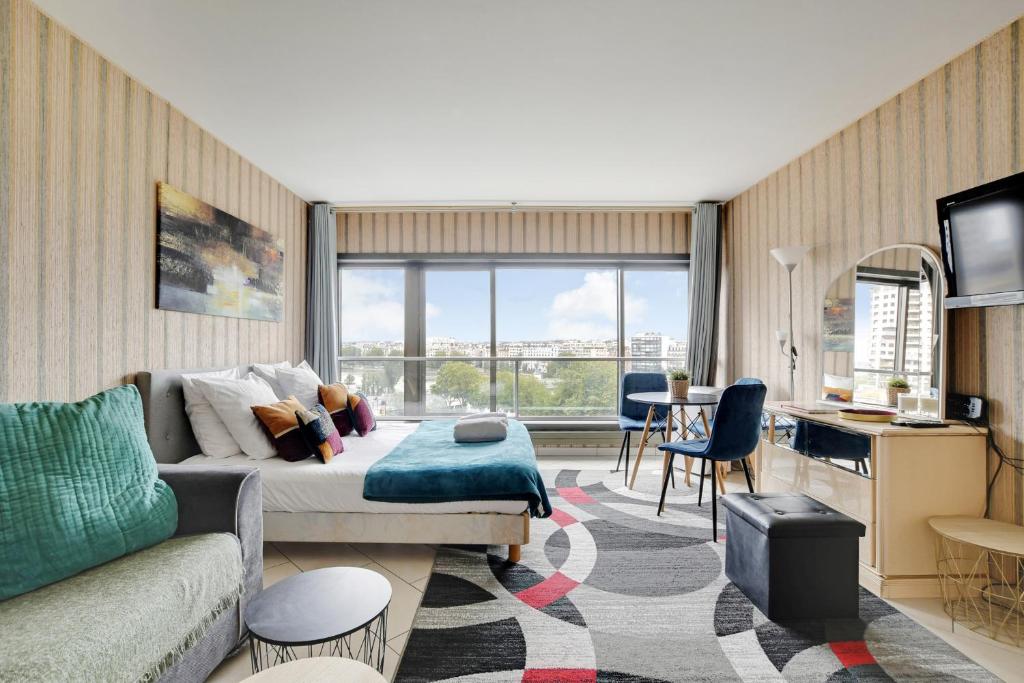 un salon avec un canapé et une table dans l'établissement Seine & Eiffel Flat AC, à Paris
