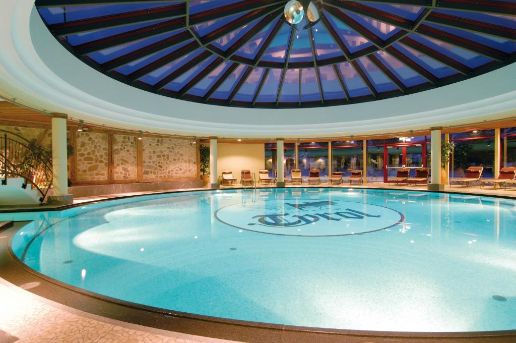 Bazén v ubytování Hotel Tyrol am Haldensee nebo v jeho okolí