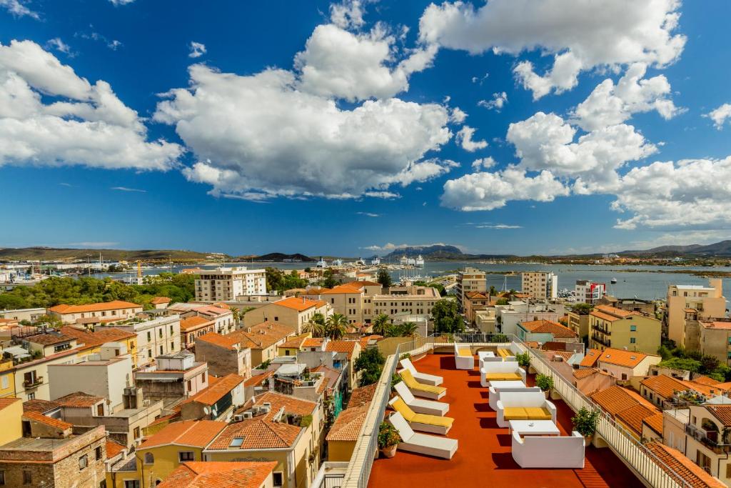 un paysage urbain d’une ville avec des toits et des bâtiments dans l'établissement Hotel Panorama, à Olbia