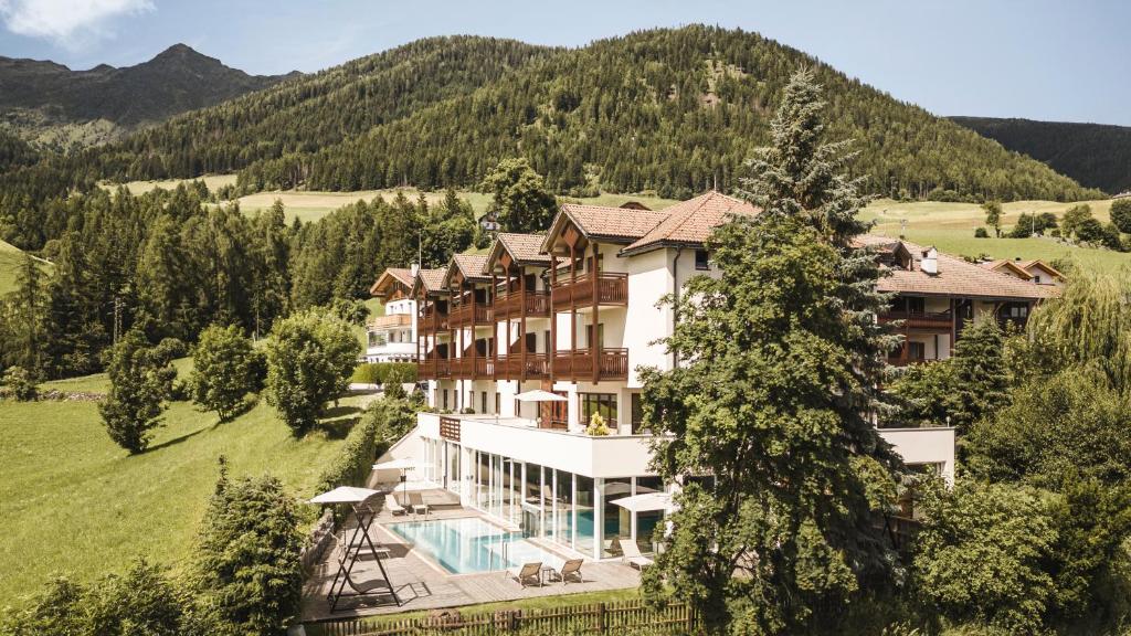 obraz hotelu w górach w obiekcie Falkensteiner Hotel & Spa Sonnenparadies w mieście Terento