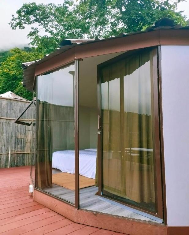 Postel nebo postele na pokoji v ubytování บ้านไร่นายสิงห์-Banrainaysing