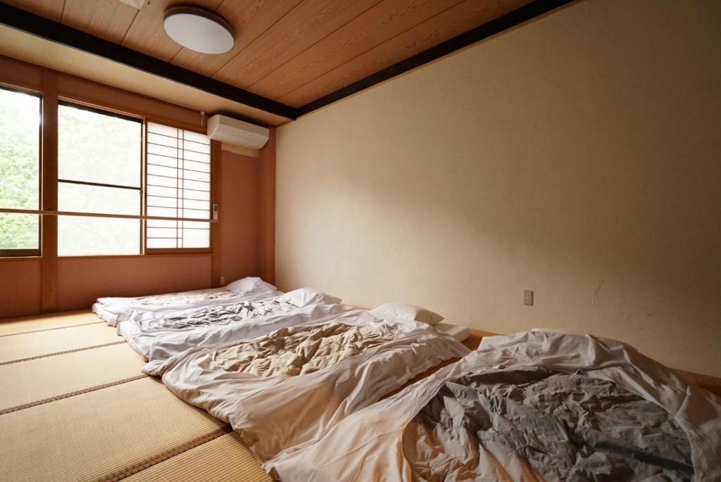 Postel nebo postele na pokoji v ubytování 清津峡Hostel 雪ふる宿