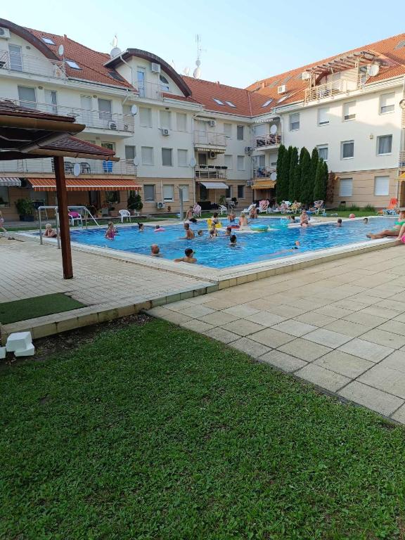 Bazén v ubytování Oázis Wellness Apartman2 nebo v jeho okolí