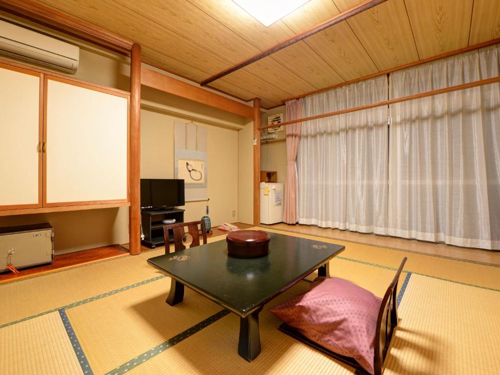 TV a/nebo společenská místnost v ubytování 蓬平温泉 蓬莱館 福引屋