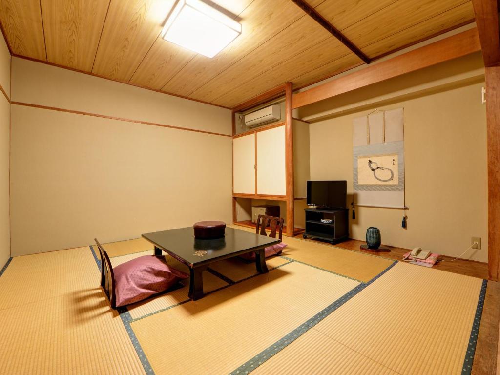 TV a/nebo společenská místnost v ubytování 蓬平温泉 蓬莱館 福引屋