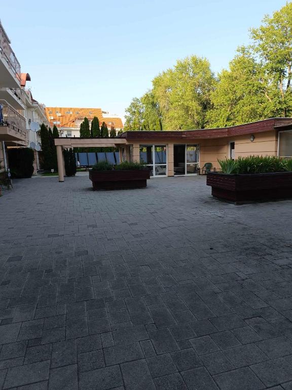 Budova, kde se aparthotel nachází