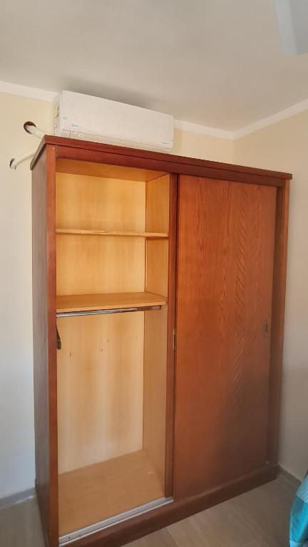 ein Holzschrank in einem Zimmer in der Unterkunft Aqua view in El Qasaba esh Sharqīya