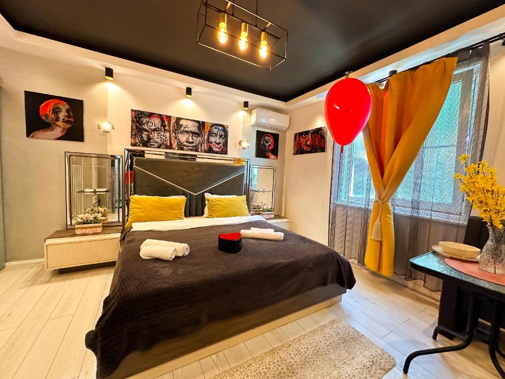 Un dormitorio con una cama grande con un globo. en Anna Lux Studio, en Craiova