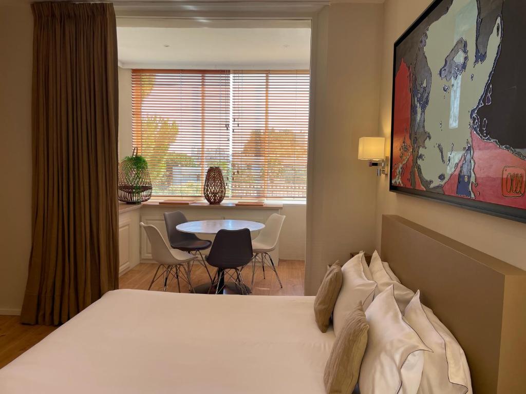 une chambre avec un lit et une table avec des chaises dans l'établissement Ti'Case, à Cannes