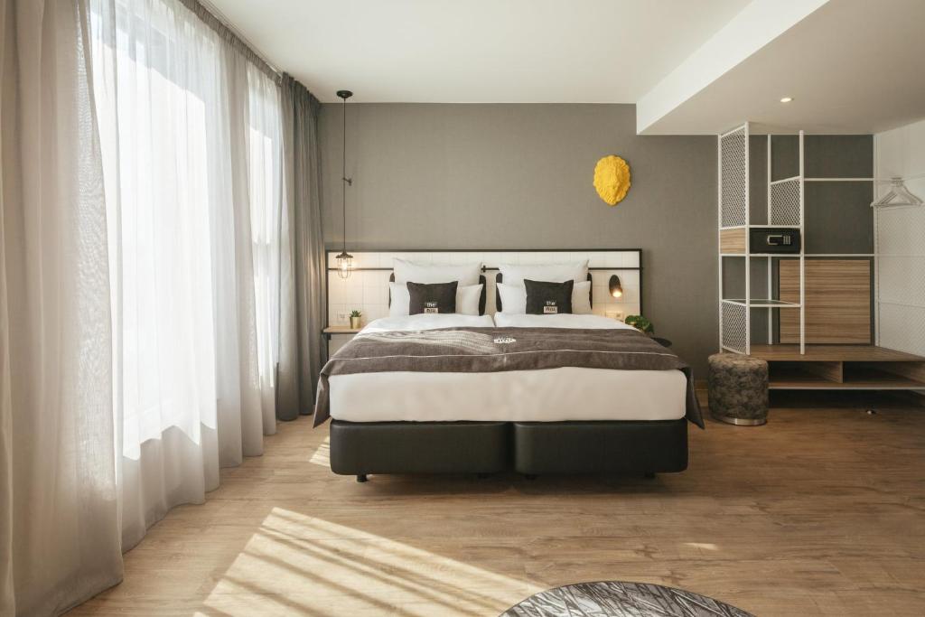 
Premium Queen room with single sofa bed
