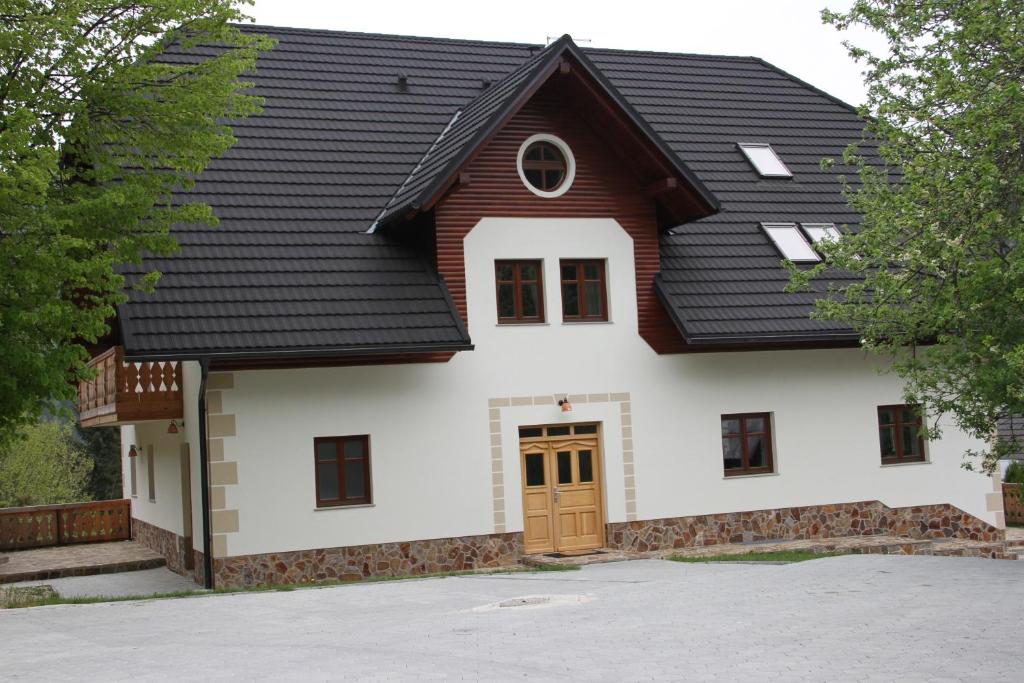 una casa con techo negro en Farmstay Hiša Pečovnik, en Luče
