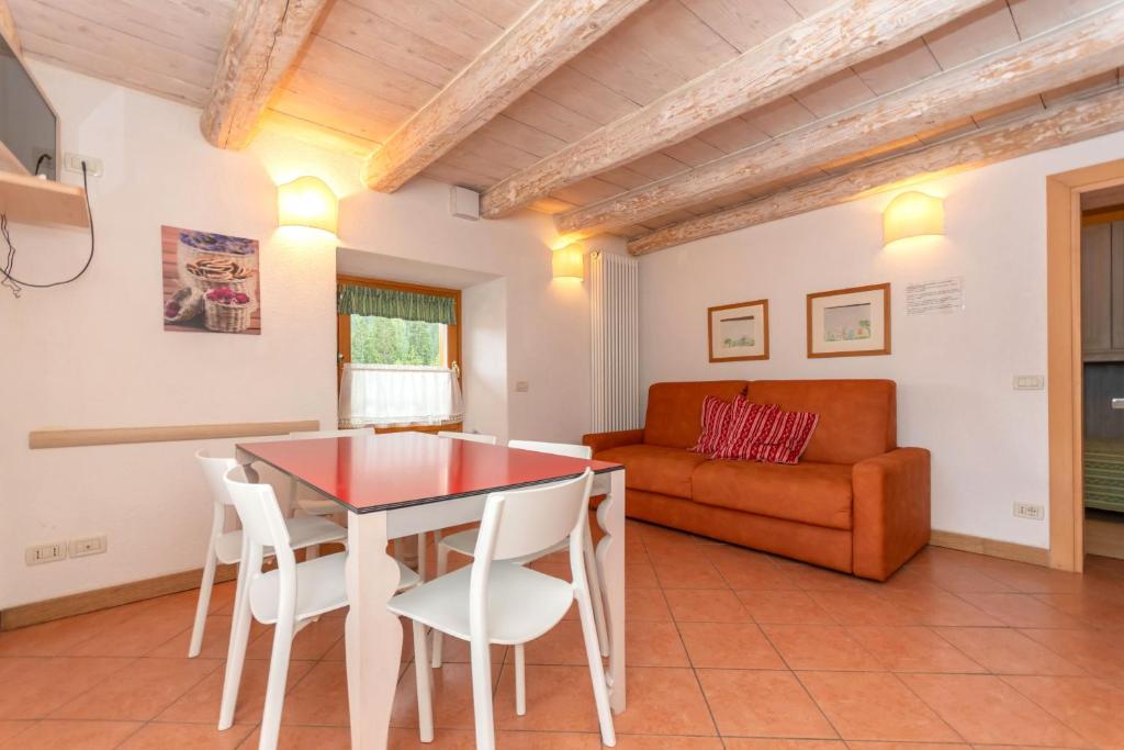 una sala de estar con una mesa y un sofá en Casa Alessandra, en Falcade