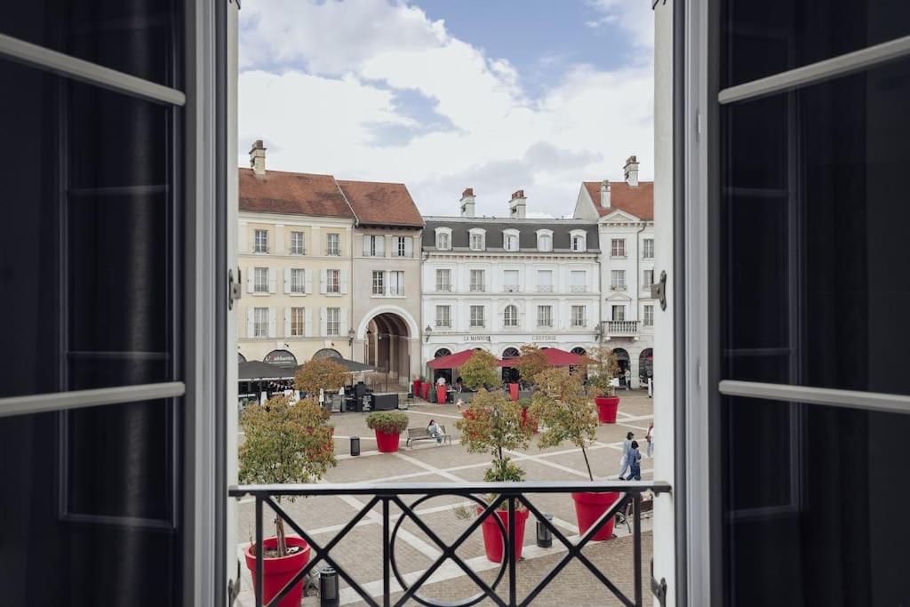une vue d'une ville depuis une fenêtre dans l'établissement Évasion Toscane Val d'Europe - Proche Disneyland, à Serris